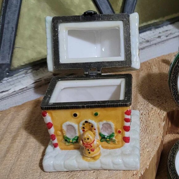 ABBOTT Gingerbread House Porcelain Hinged Trinket Box - Picture 9 of 9